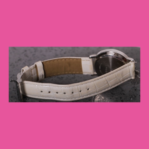 [GIVEN as a FREE GIFT w/PURCHASE 01/26/20] Watch - Picture 5 of 6